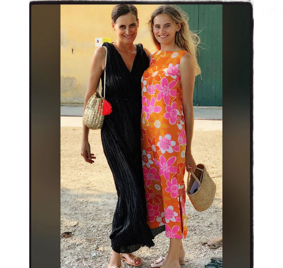Mère de deux filles, elle se sent désormais libérée des ambitions et travaille uniquement par plaisir.

Inès de la Fressange et sa fille Violette sur Instagram, le 30 juin 2019.