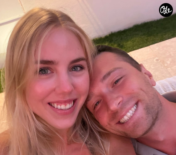 et qui résonne au regard de sa relation avec l'homme politique Jordan Bardella.

Maria Carolina de Bourbon des Deux-Siciles a publié pour la première fois un selfie sur lequel elle s'affiche aux côtés de son compagnon Jordan Bardella sur Instagram.
Crédit : Instagram/carolinadebourbon