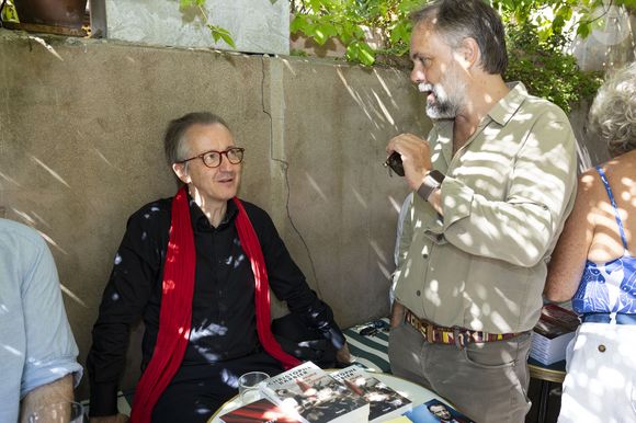 Christophe Barbier, Romain Sardou lors d'une séance de dédicaces "Les plumes de Ramatuelle" au café de l'Ormeau en marge du 41ème Festival de Ramatuelle le 7 août 2025.

© Cyril Bruneau / Festival de Ramatuelle / Bestimage