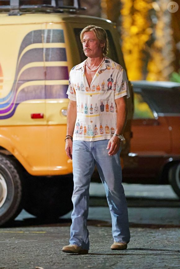Los Angeles, Brad Pitt met son bras autour de l'actrice Lauren Glazier lors du tournage d'une scène pour la suite de "Once Upon a Time in Hollywood", "The Adventures of Cliff Booth", à Los Angeles. Octobre 2025.

Photo : Backgrid USA / Bestimage