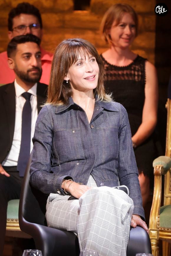 Elle souligne toutefois les grandes disparités et les injustices qui existent en France, comme dans le reste du monde.

Exclusif - Sophie Marceau - Enregistrement de l'émission "Le grand échiquier : Francophonie", présentée par C.Chazal et A.Vizorek et diffusée le 16 juin sur France 2
© Jack Tribeca / Bestimage