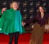 Sur la photo, Philippe Katerine porte une spectaculaire tenue composée de larges pans de tissu vert vif et turquoise, qui forment une silhouette ample et sculpturale autour de son corps. 

Philippe Katerine et sa fille Edie Blanchard - Photocall de la 28ème édition des NRJ Music Awards 2026 au palais des festivals et des congrès de Cannes, le 23 octobre 2026.  © Dominique Jacovides / Bestimage