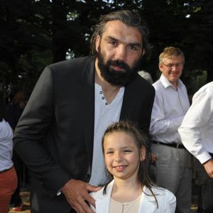 Le rugbymen a confirmé qu'il ne se souvenait pas de la naissance de sa fille

Sébastien Chabal et sa fille Lily à "Jardins, Jardin" aux Tuileries le 31 mai 2012 ©AGENCE / BESTIMAGE