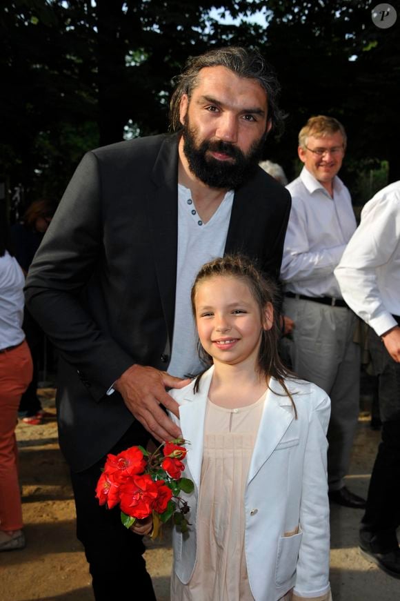 Le rugbymen a confirmé qu'il ne se souvenait pas de la naissance de sa fille
Sébastien Chabal et sa fille Lily à "Jardins, Jardin" aux Tuileries le 31 mai 2012 ©AGENCE / BESTIMAGE