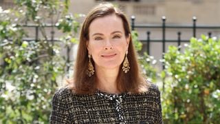 Carole Bouquet resplendissante à 68 ans : son astuce anti-âge simple pour raffermir son visage