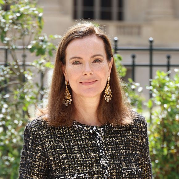 À 68 ans, Carole Bouquet affiche un visage lumineux sans chirurgie esthétique.

Carole Bouquet - Les célébrités arrivent au défilé Chanel Collection Haute Couture Automne/Hiver 2025-2026 lors de la Fashion Week de Paris (PFW)

© Denis Guignebourg / Bestimage