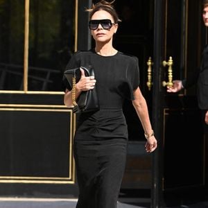 Victoria Beckham quitte son hôtel pour assister au défilé de sa marque lors de la Fashion Week à Paris, le 30 septembre 2022. Backgrid UK/ Bestimage