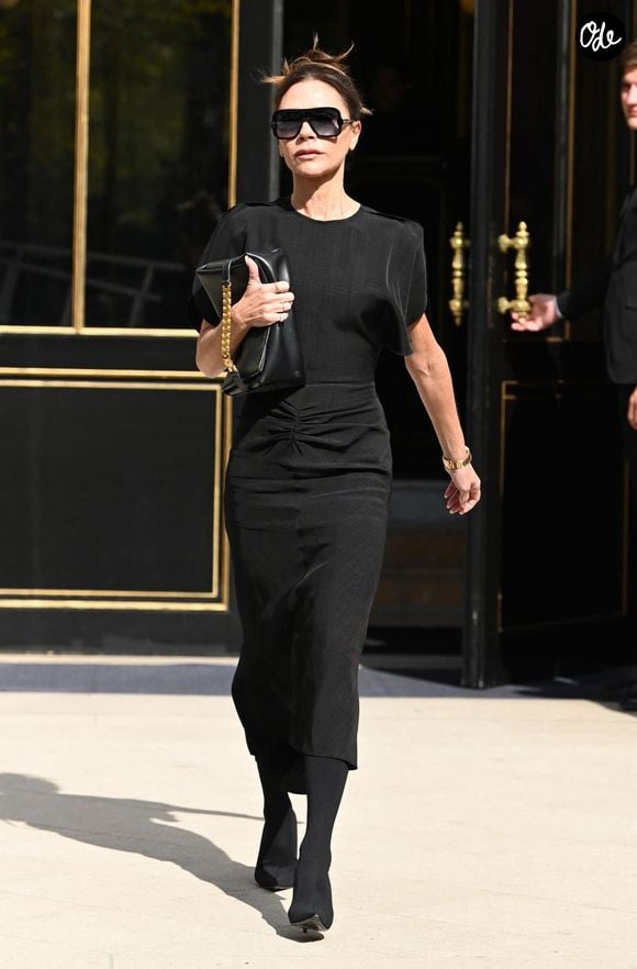 Victoria Beckham quitte son hôtel pour assister au défilé de sa marque lors de la Fashion Week à Paris, le 30 septembre 2022. Backgrid UK/ Bestimage