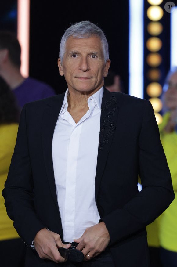 "Il a la réputation de ne pas être gentil Nagui ?", lui demande l'animateur. "Il est caustique, oui il est caustique", répond Isabelle Morini-Bosc. 

Nagui - Les célébrités se mobilisent pour la 38ème édition du "Téléthon" dans les studios de France 2 à Paris © Coadic Guirec / Bestimage