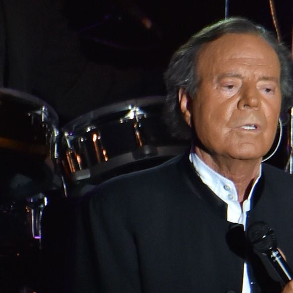 Julio Iglesias sur la scène du Sporting à Monaco à l'occasion du Monte-Carlo Sporting Summer Festival le 29 juillet 2016 © Lionel Urman / Bestimage
