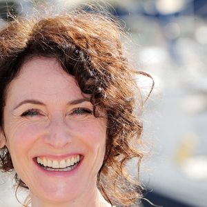 “Il m’a appris les gestes pour couper. Il maîtrise et il est rapide. Moi, je n’y arrive toujours pas” a-t-elle fait savoir 

Elsa Lunghini - Photocall de la série "Ici tout commence" lors de la 26ème Edition du Festival de la Fiction de La Rochelle. Le 14 septembre 2024
© Patrick Bernard / Bestimage