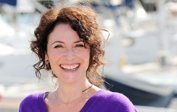 “Il m’a appris les gestes pour couper. Il maîtrise et il est rapide. Moi, je n’y arrive toujours pas” a-t-elle fait savoir 

Elsa Lunghini - Photocall de la série "Ici tout commence" lors de la 26ème Edition du Festival de la Fiction de La Rochelle. Le 14 septembre 2024
© Patrick Bernard / Bestimage