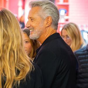 Exclusif - Antoine de Caunes à son vernissage de Rock'n'Drôle au Bon Marché, à Paris, France, le 11 septembre 2025. © Yoann Ouahcene/Bestimage