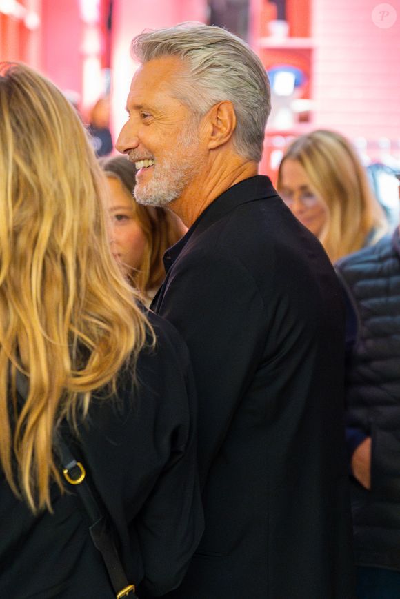 Exclusif - Antoine de Caunes à son vernissage de Rock'n'Drôle au Bon Marché, à Paris, France, le 11 septembre 2025. © Yoann Ouahcene/Bestimage