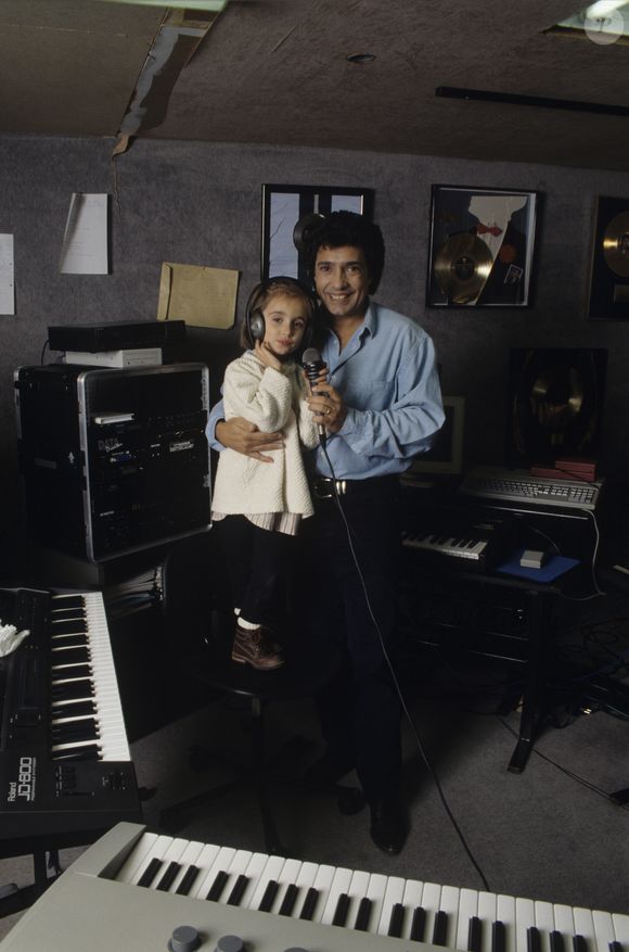 Victoria François a partagé un duo à l'Olympia avec son père

En Belgique, chez lui près de Liège, rendez-vous avec Frédéric FRANÇOIS et sa fille Victoria, dans le studio d'enregistrement emménagé dans sa maison. Le 13 avril 1995 © Bruno Schneider via Bestimage