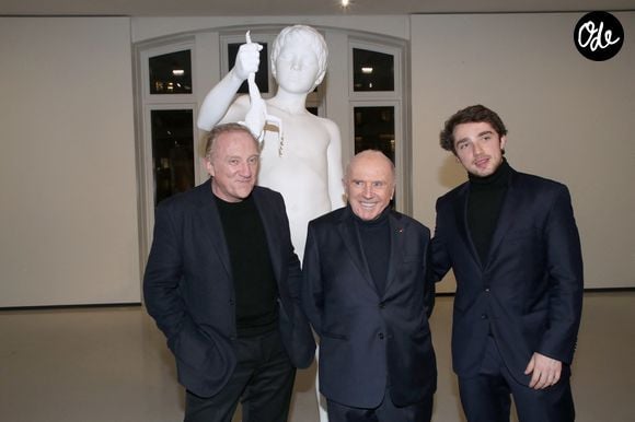 François Pinault (C), son fils François-Henri Pinault (G) et son petit-fils François Pinault Jr. (D) autour de l'oeuvre de Charles Ray "La grenouille fou rire" - Vernissage de l'exposition de la Collection François Pinault du Sculpteur Charles Ray à la Bourse du Commerce à Paris, France, le 15 Février 2022. © Bertrand Rindoff/Bestimage