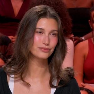 Son allure lumineuse et sa fameuse peau effet "glazed donut" ont immédiatement captivé l'attention des téléspectateurs.