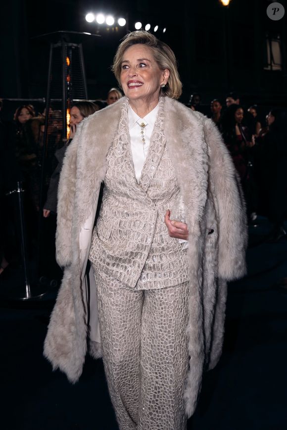 BGUK_3430087 - Londres, ROYAUME-UNI Les célébrités et les invités de l'industrie ont été aperçus arrivant avec style à la prestigieuse cérémonie des Fashion Awards à Londres.



Sur la photo : Sharon Stone