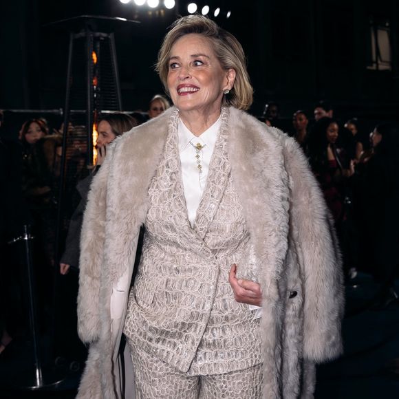 BGUK_3430087 - Londres, ROYAUME-UNI Les célébrités et les invités de l'industrie ont été aperçus arrivant avec style à la prestigieuse cérémonie des Fashion Awards à Londres.



Sur la photo : Sharon Stone