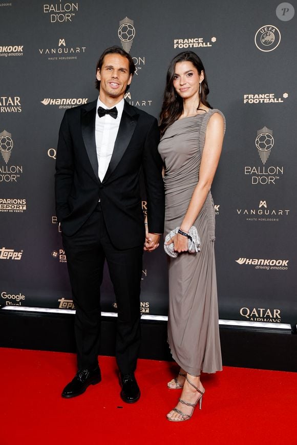 Yann Sommer et Alina Sommer au photocall de la 69ème cérémonie du Ballon D'Or 2025 au théâtre du Châtelet à Paris, France, le 22 septembre 2025. © Cyril Moreau/Bestimage