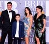 Après avoir vécu à Pristina à l'adolescence, elle repart seule à Londres à 15 ans pour lancer sa carrière musicale.

La famille de Dua Lipa, composée de ses parents Dukagjin et Anesa Lipa et de ses frères et sœurs Rina et Gjin, présente aux Brit Awards 2019 à l'O2 Arena, à Londres, au Royaume-Uni, le 20 février 2019. Photo : Ian West/Pa Wire/ABACAPRESS.COM