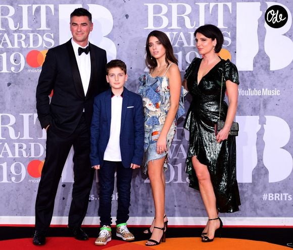 Après avoir vécu à Pristina à l'adolescence, elle repart seule à Londres à 15 ans pour lancer sa carrière musicale.

La famille de Dua Lipa, composée de ses parents Dukagjin et Anesa Lipa et de ses frères et sœurs Rina et Gjin, présente aux Brit Awards 2019 à l'O2 Arena, à Londres, au Royaume-Uni, le 20 février 2019. Photo : Ian West/Pa Wire/ABACAPRESS.COM