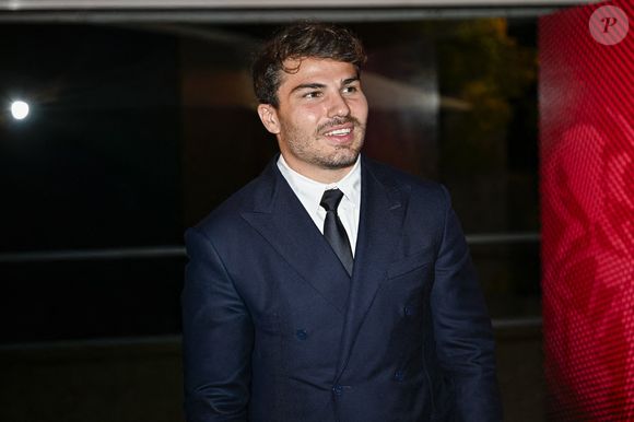 Antoine Dupont lors d'une soirée de présentation du Qatar Prix de l'Arc de Triomphe, le 2 octobre 2025 à Paris, France. Photo par Victor Joly/ABACAPRESS.COM
