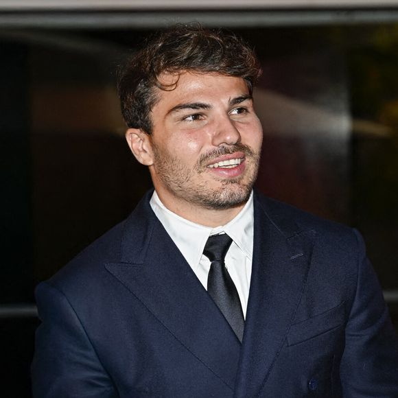 Antoine Dupont lors d'une soirée de présentation du Qatar Prix de l'Arc de Triomphe, le 2 octobre 2025 à Paris, France. Photo par Victor Joly/ABACAPRESS.COM