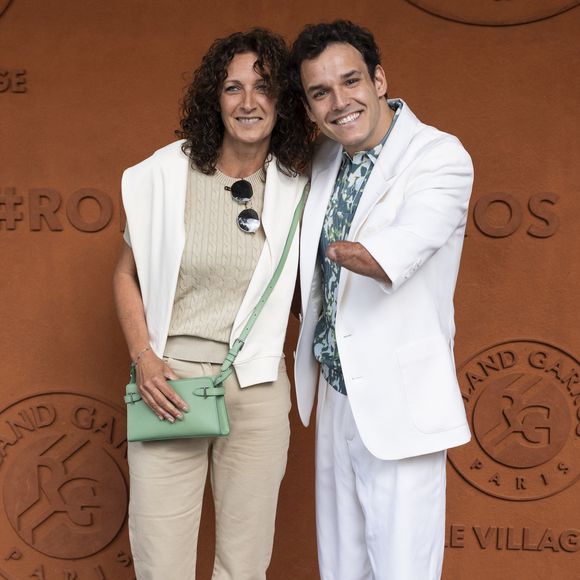 Théo Curin et sa mère Stéphanie au village lors des Internationaux de France de Tennis de Roland Garros 2025, à Paris, France, le 8 juin 2025.

© Cyril Moreau/Bestimage