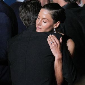 Pierre Niney et sa compagne Natasha Andrews à la montée des marches du film "Le comte de Monte-Cristo" lors du 77ème Festival International du Film de Cannes, au Palais des Festivals à Cannes, le 22 mai 2024.

©Bestimage