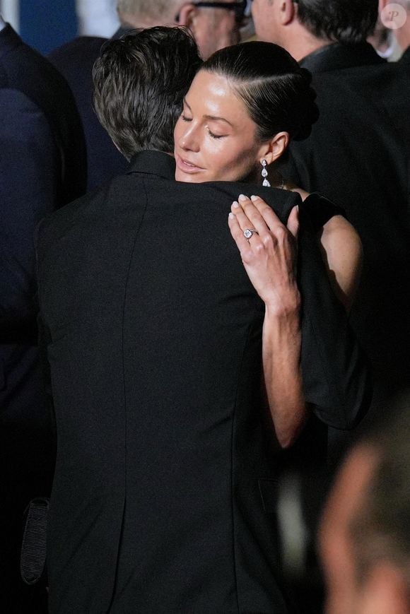 Pierre Niney et sa compagne Natasha Andrews à la montée des marches du film "Le comte de Monte-Cristo" lors du 77ème Festival International du Film de Cannes, au Palais des Festivals à Cannes, le 22 mai 2024.

©Bestimage