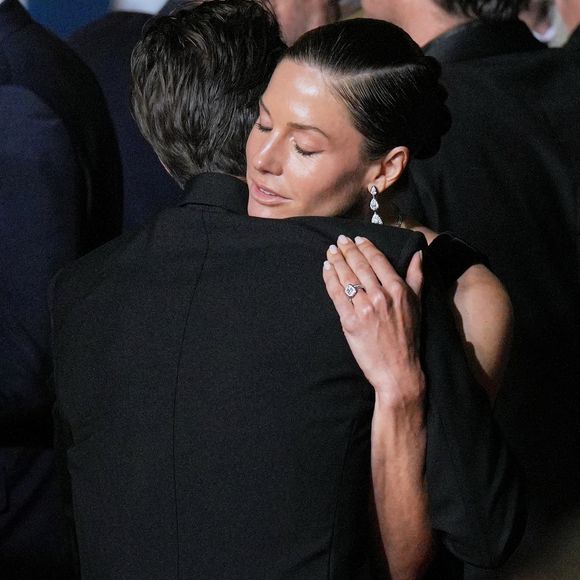 Pierre Niney et sa compagne Natasha Andrews à la montée des marches du film "Le comte de Monte-Cristo" lors du 77ème Festival International du Film de Cannes, au Palais des Festivals à Cannes, le 22 mai 2024.

©Bestimage