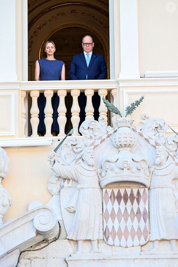 La princesse Charlène de Monaco, Le prince Albert II de Monaco au balcon du palais princier lors de la procession de la Fête Dieu sur la place du Palais à Monaco le 19 juin 2025.
Cette fête catholique, instituée par le pape Urbain IV en 1264, se tient chaque année le jeudi qui suit la Trinité, soixante jours après Pâques. Elle célèbre la présence réelle de Jésus-Christ sous les apparences du pain et du vin, devenus son corps et son sang.

© Bruno Bebert / Bestimage