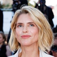 Alice Taglioni détonne en total look blanc sur le tapis rouge du Festival de Cannes, un choix mode parfait