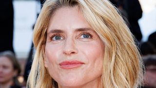 Alice Taglioni détonne en total look blanc sur le tapis rouge du Festival de Cannes, un choix mode parfait