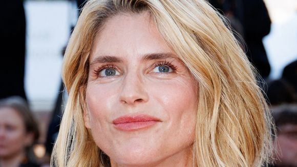Alice Taglioni détonne en total look blanc sur le tapis rouge du Festival de Cannes, un choix mode parfait
