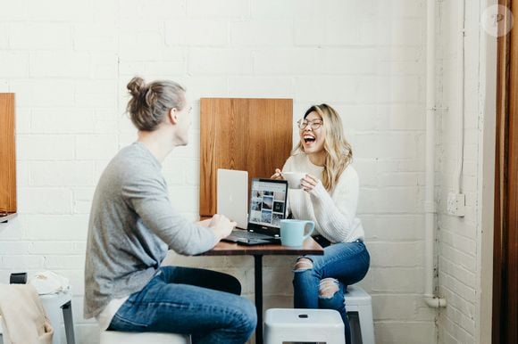 Leur silence serait une forme de tri et de sélection des informations avant de s’exprimer.

Photo prise par Brooke Cagle / Unsplash