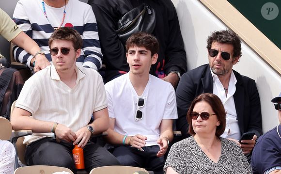 De leur relation sont nés Oscar et Léon.

Patrick Bruel et ses fils Oscar et Léon dans les tribunes lors des Internationaux de France de Tennis de Roland Garros 2025. Paris, le 1er Juin 2025. © Dominique Jacovides/Bestimage