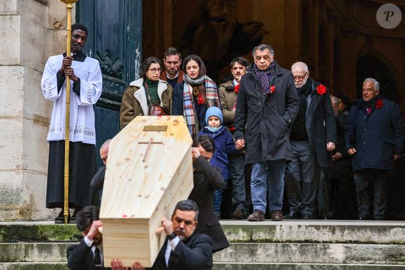 Pia Laborde et Gabrièle Laborde, les filles de C.Laborde, leur père Jimmy, son petit-fils Saul, Thomas Stern, le mari de la défunte - Sortie des obsèques de Catherine Laborde en l’église Saint-Roch à Paris, le 6 février 2025. Décédée le 28 janvier 2025 à l'âge de 73 ans, l'ancienne présentatrice météo de TF1 (1988 - 2017) était atteinte de la maladie neurodégénérative à corps de Lewy. 
© Jacovides - Moreau / Bestimage