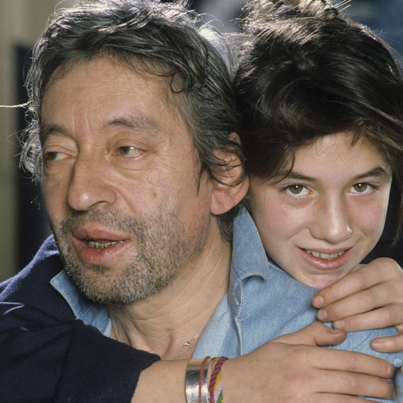 Archives - Serge Gainsbourg chez lui avec sa fille Charlotte dans son hotel particulier de la rue de Verneuil. Paris. © Michel Marizy via Bestimage
