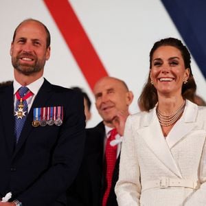 Toujours selon "The Independent", des travaux de rénovations seraient d'ores et déjà en cours pour accueillir comme il se doit les intéressés Un chantier qu'ils auraient financé eux-mêmes. De son côté, The Sun a révélé que le déménagement pourrait avoir lieu cette année. 

Le prince William, prince de Galles, et Catherine (Kate) Middleton, princesse de Galles - Les membres de la famille royale assistent à un concert organisé pour marquer le 80e anniversaire du Jour de la Victoire en Europe à Horse Guards Parade, Londres, Royaume-Uni, le 8 mai 2025. (Chris Jackson/WPA-Pool/Bestimage).