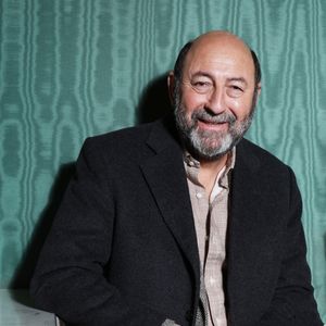 Exclusif - Kad Merad lors de la remise des prix de l'académie Alphonse Allais à paris le 18 novembre 2025 dans les salons d'honneur de la SACD. © Denis Guignebourg / Bestimage
