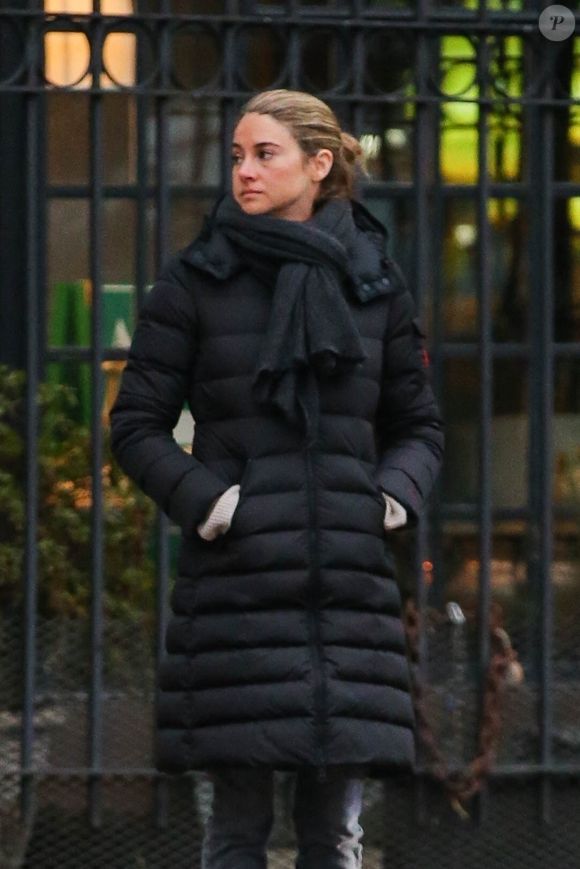 Exclusif - Shailene Woodley aperçue seule dans les rues de New York, le 7 avril 2022, un mois après avoir rompu ses fiançailles avec A.Rodgers. Depuis lors, l'actrice a été vue avec son ex-fiancé à plusieurs reprises, notamment au mariage d'un ami commun le 19 mars 2022. Backgrid USA / Bestimage