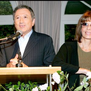 Françoise Coquet et Michel Drucker lors du cocktail en l'honneur de la fin de saison de l'émission "Vivement dimanche" et de la dernière participation du chroniqueur Philippe Geluck, le 30 mai 2006 au Pavillon Potel & Chabot.

© Guillaume Gaffiot/Bestimage