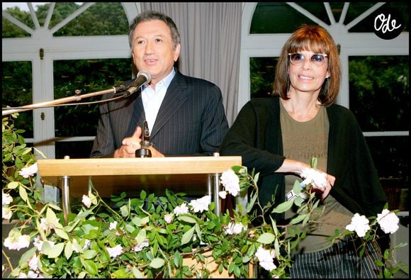 Françoise Coquet et Michel Drucker lors du cocktail en l'honneur de la fin de saison de l'émission "Vivement dimanche" et de la dernière participation du chroniqueur Philippe Geluck, le 30 mai 2006 au Pavillon Potel & Chabot.

© Guillaume Gaffiot/Bestimage