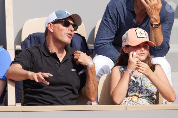 Et la jeune fille a effectivement bien grandi. Elle qui s'affichait il y a quelques années avec son papa à Roland-Garros. 

Exclusif - Marc-Olivier Fogiel et sa fille Mila en tribunes des Internationaux de France de tennis de Roland Garros 2023 à Paris le 10 juin 2023. © Jacovides-Moreau / Bestimage