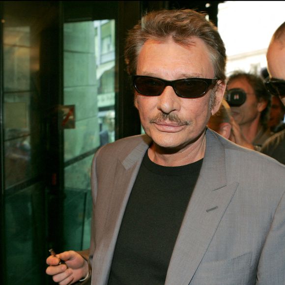 Le chanteur français Johnny Hallyday arrive au conseil des Prudhommes à Paris-France le 24 juin 2004 pour une audition dans le procès qui l'oppose à sa maison de disques Universal au sujet des droits sur 1000 de ses chansons et des termes de son contrat. Photo par Mousse/ABACA.