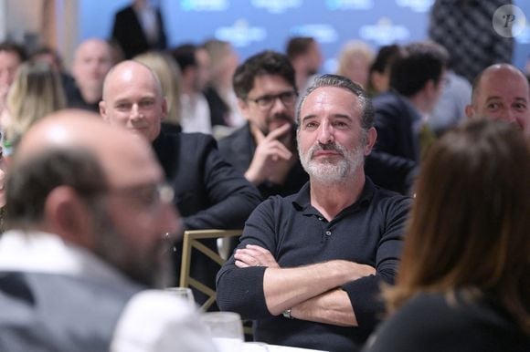 Jean Dujardin - Dîner de charité Breitling à la Samaritaine pour l’association "Premiers de Cordée" à Paris le 4 avril 2024. L'association Premiers de Cordée propose des animations sportives auprès des enfants hospitalisés. ADN de l’association depuis sa création, ce programme comprend de nombreuses actions pour initier un maximum d’enfants malades et/ou en situation de handicap à la pratique sportive. © Rachid Bellak/Bestimage