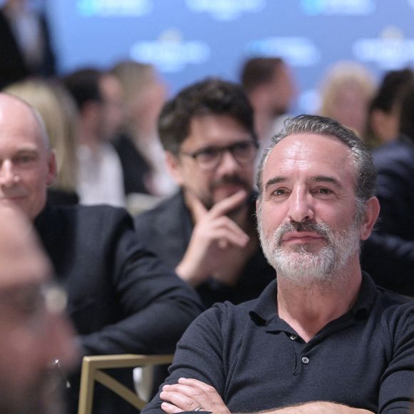 Jean Dujardin - Dîner de charité Breitling à la Samaritaine pour l’association "Premiers de Cordée" à Paris le 4 avril 2024. L'association Premiers de Cordée propose des animations sportives auprès des enfants hospitalisés. ADN de l’association depuis sa création, ce programme comprend de nombreuses actions pour initier un maximum d’enfants malades et/ou en situation de handicap à la pratique sportive. © Rachid Bellak/Bestimage
