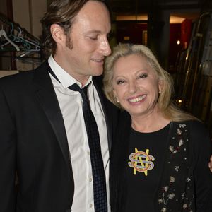 Christopher Stills et Véronique Sanson sont très proches.
Christopher Stills, fils de Véronique Sanson, s'est marié - Semi Exclusif - Véronique Sanson (l'imprimé de son tee-shirt représente le logo du groupe "Crosby, Stills & Nash" de son ex-mari Stephen Stills avec qui elle a eu son fils Christopher) et son fils Christopher Stills - Cérémonie de remise des Grands Prix Sacem 2015 aux Folies Bergères à Paris le 30 novembre 2015. © Veeren / Bestimage